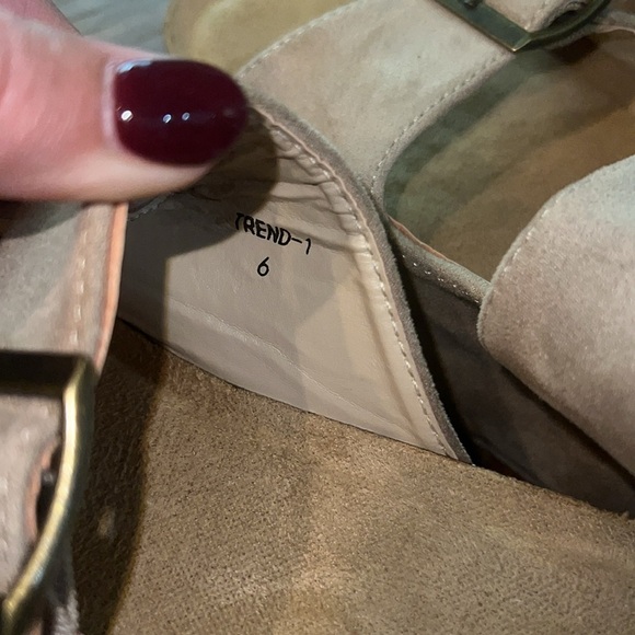 NWOT Women’s Outwoods Beige/Tan Double Strap Platform Sandal with Bronze Studs - Picture 5 of 7